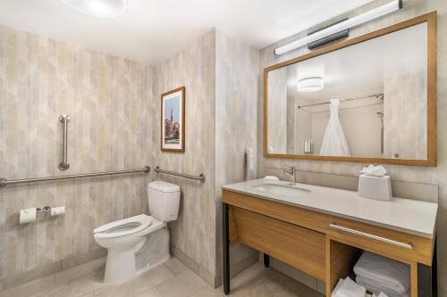 Habitación con cama extragrande y ducha a ras de suelo - Adaptada para personas de movilidad reducida - No fumadores del hotel Hampton Inn Schenectady Downtown