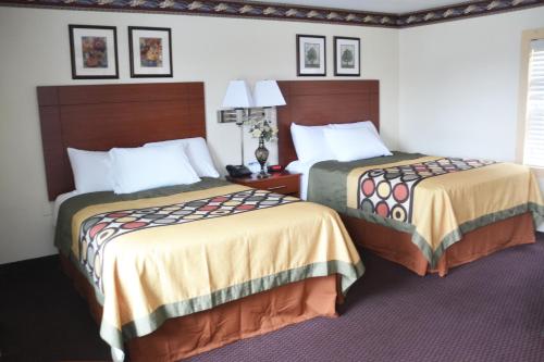 Habitación Doble - 2 camas dobles del hotel Scottish Inns Potsdam. Foto 1