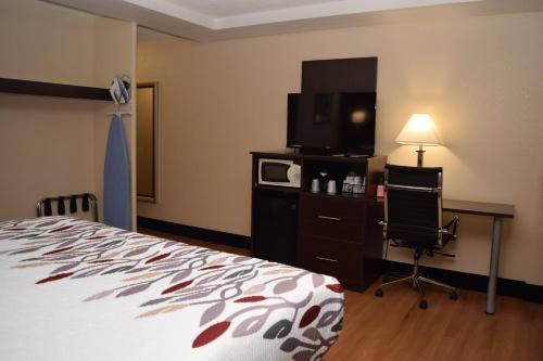 Habitación Superior con cama extragrande - No fumadores del hotel Red Roof Inn Batavia. Foto 1