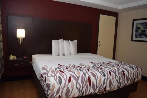 Habitación Doble Superior para fumadores - 1 cama grande del hotel Red Roof Inn Batavia. Foto 3