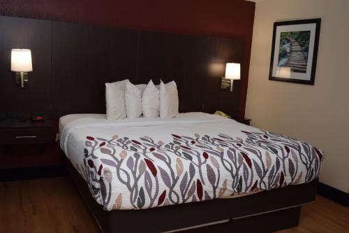 Habitación Doble Superior para fumadores - 1 cama grande del hotel Red Roof Inn Batavia. Foto 4