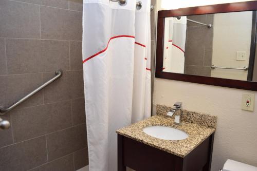 Habitación Doble Superior para fumadores - 1 cama grande del hotel Red Roof Inn Batavia. Foto 5