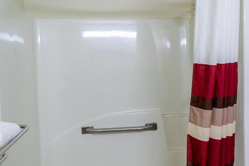 Habitación Doble Deluxe con 2 camas dobles - No fumadores/Apta para personas con movilidad reducida del hotel Red Roof Inn Batavia. Foto 4