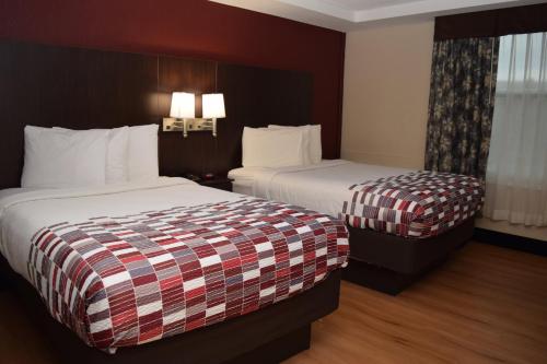 Habitación Doble Deluxe con 2 camas dobles - fumadores del hotel Red Roof Inn Batavia. Foto 3