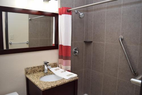 Habitación Doble Deluxe con 2 camas dobles - fumadores del hotel Red Roof Inn Batavia. Foto 5