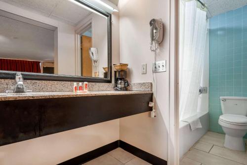 Habitación con cama extragrande adaptada para persona de movilidad reducida - No fumadores del hotel Econo Lodge Cortland. Foto 3