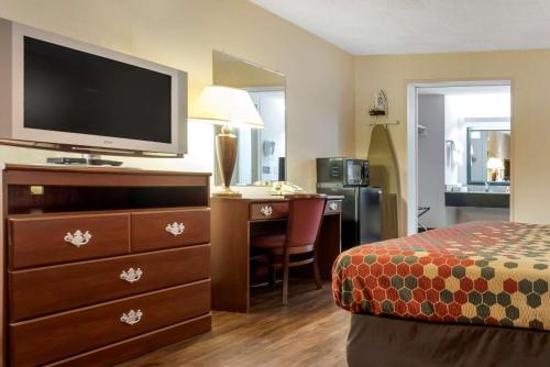 Habitación con cama extragrande adaptada para persona de movilidad reducida - No fumadores del hotel Econo Lodge Cortland. Foto 4