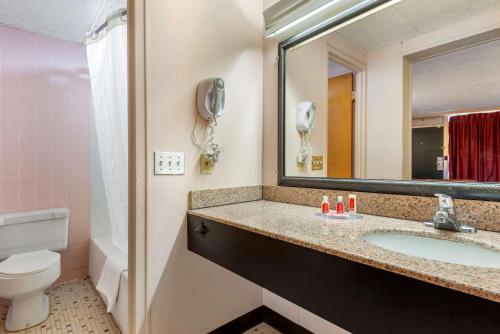 Habitación Doble con 2 camas dobles - No fumadores del hotel Econo Lodge Cortland. Foto 3