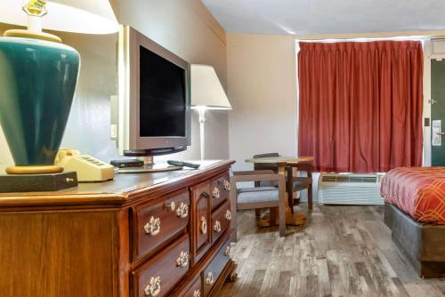 Habitación Doble con 2 camas dobles - No fumadores del hotel Econo Lodge Cortland. Foto 4