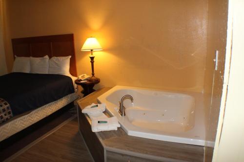 Habitación con cama extragrande y bañera de hidromasaje del hotel Americas Best Value Inn Geneva. Foto 5