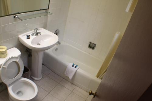 Habitación Doble con 2 camas dobles - No fumadores del hotel Americas Best Value Inn Geneva. Foto 4