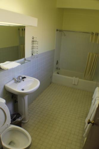 Three Double Beds Non - Smoking del hotel Americas Best Value Inn Geneva. Foto 1