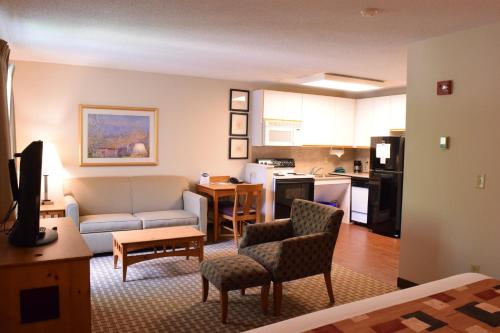 Estudio con cama extragrande y sofá cama del hotel Cresthill Suites Syracuse. Foto 1