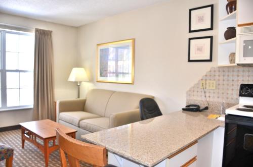 Suite con cama extragrande del hotel Cresthill Suites Syracuse. Foto 2