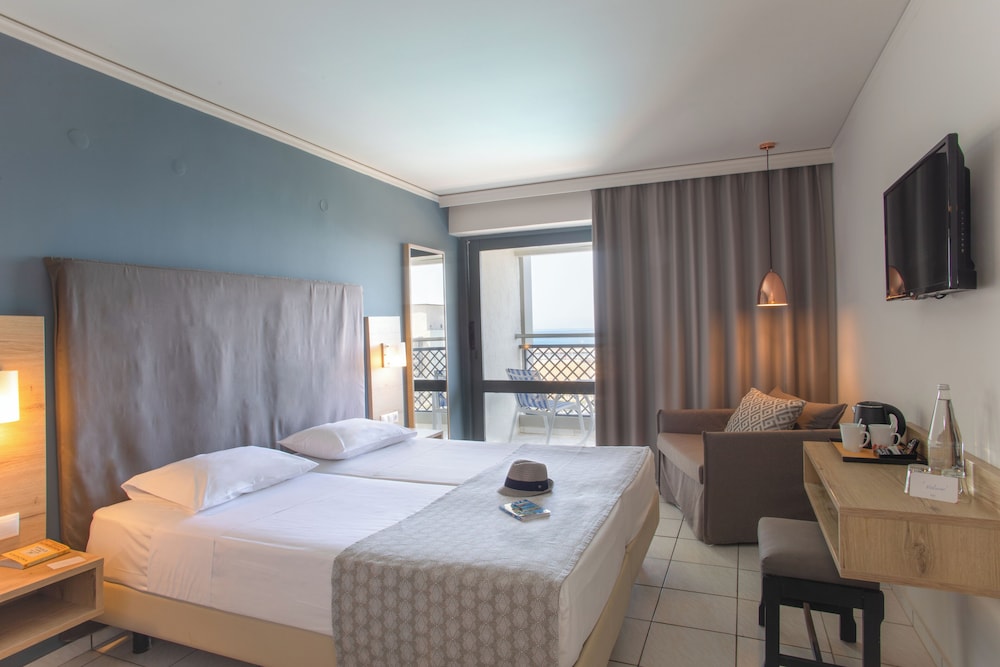 Habitación Doble Estándard con Vistas al Jardín del hotel Sol Marina Beach Crete. Foto 2