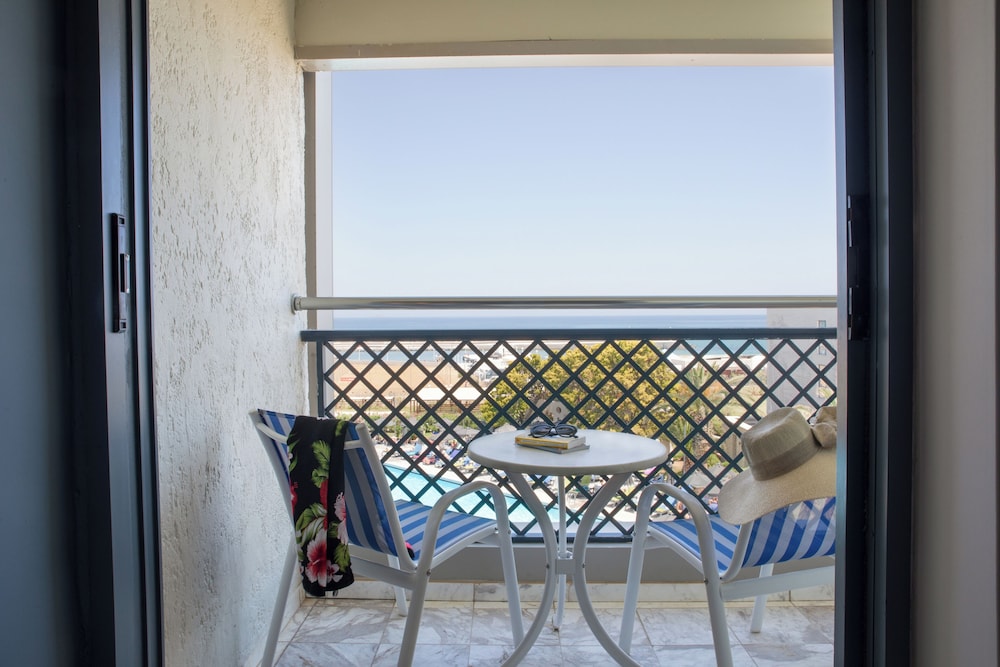 Habitación Doble Estándard con Vistas al Jardín del hotel Sol Marina Beach Crete. Foto 4