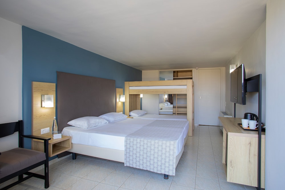 Habitación Familiar Abierta con Vistas al Jardín del hotel Sol Marina Beach Crete
