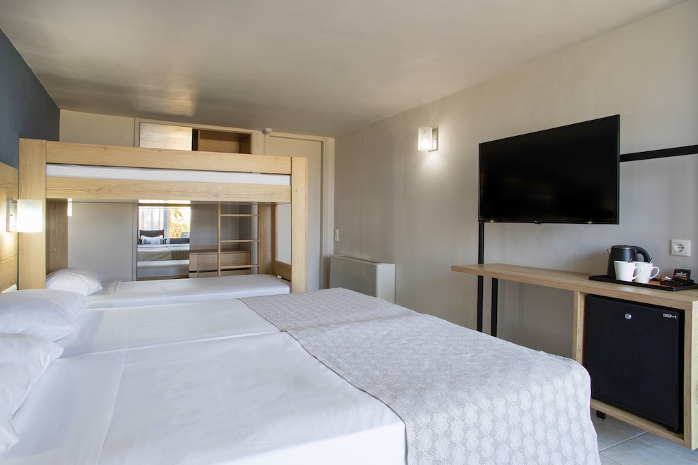 Habitación Familiar Abierta con Vistas al Jardín del hotel Sol Marina Beach Crete. Foto 1