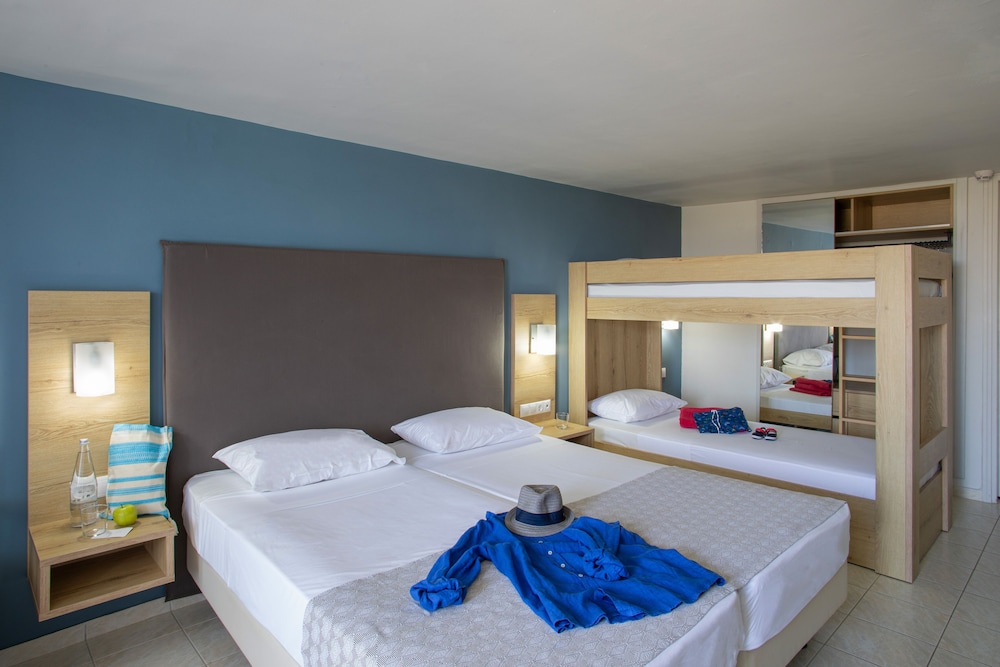 Habitación Familiar Abierta con Vistas al Jardín del hotel Sol Marina Beach Crete. Foto 2