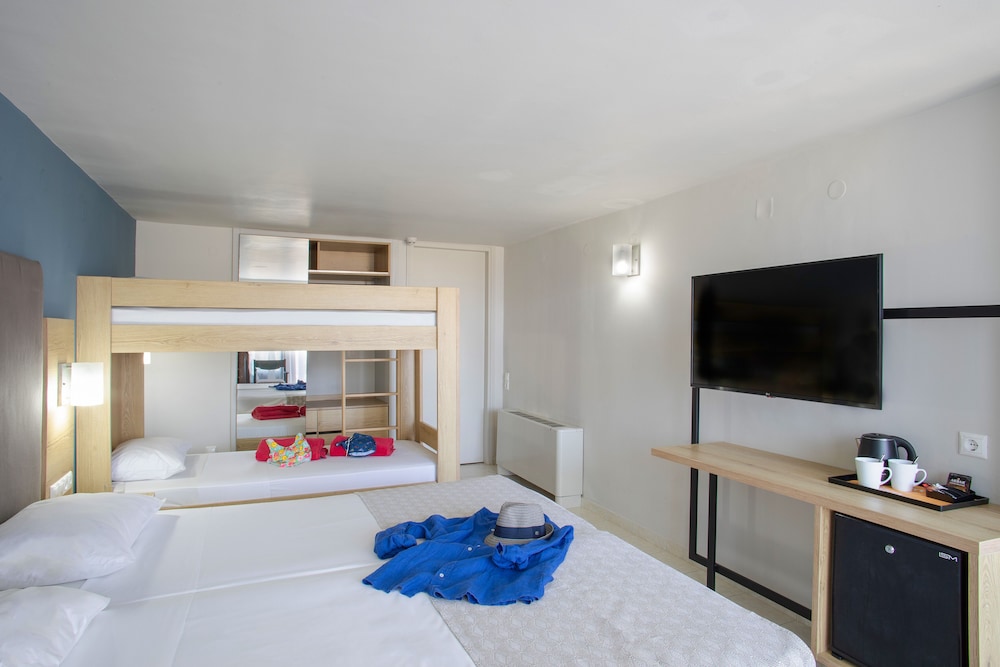 Habitación Familiar Abierta con Vistas al Jardín del hotel Sol Marina Beach Crete. Foto 3