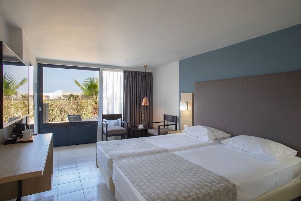 Habitación Familiar Abierta con Vistas al Jardín del hotel Sol Marina Beach Crete. Foto 6
