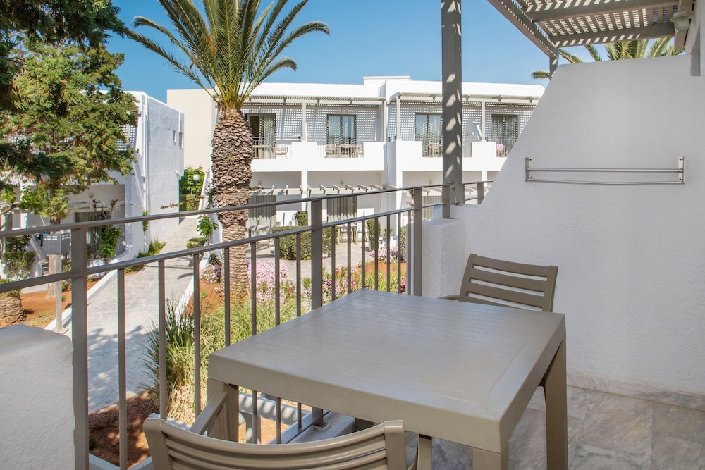 Habitación Maxi con Vistas al Jardín o a la Piscina del hotel Sol Marina Beach Crete. Foto 5