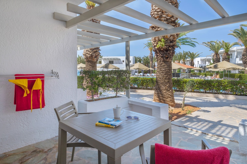 Habitación Maxi con Vistas al Jardín o a la Piscina del hotel Sol Marina Beach Crete. Foto 6