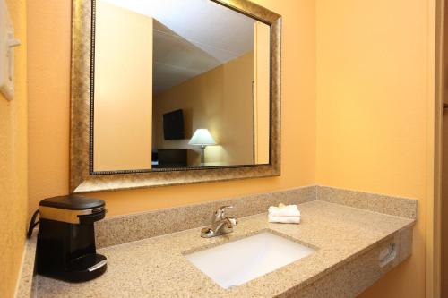 Habitación - 1 cama extragrande - No fumadores del hotel Days Inn By Wyndham Queensbury/lake George. Foto 13