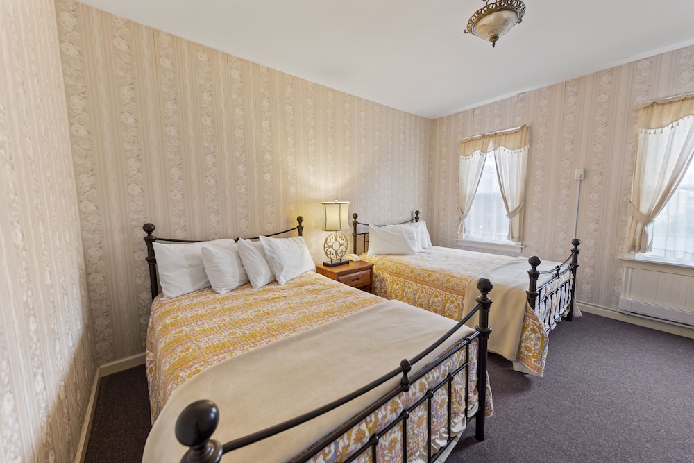 Habitación estándar, 2 camas dobles del hotel The Pines Inn. Foto 1