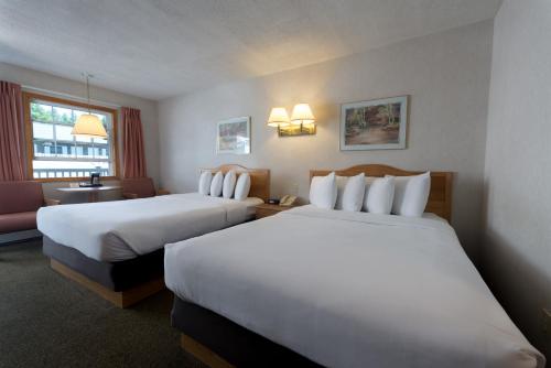 Habitación Tradicional - 2 camas grandes del hotel Americas Best Value Inn and Suites Lake George. Foto 1