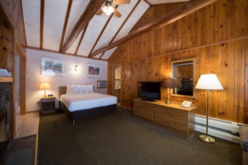 Deluxe Jacuzzi Queen with Fireplace del hotel Americas Best Value Inn and Suites Lake George. Foto 3