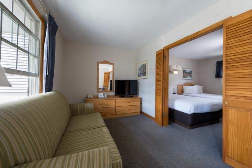 Suite de 1 dormitorio con cocina del hotel Americas Best Value Inn and Suites Lake George. Foto 3
