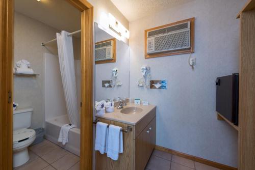 Suite de 1 dormitorio con cocina del hotel Americas Best Value Inn and Suites Lake George. Foto 7