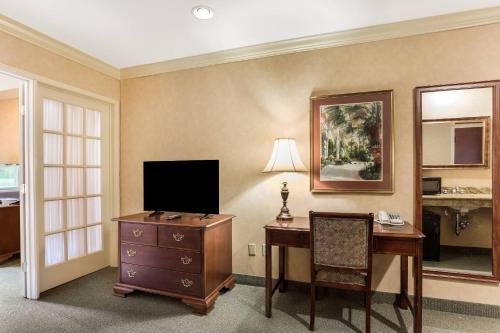 Suite Estándar con sofá cama - 1 cama extragrande - No fumadores del hotel Traditions and Spa, Ascend Collection. Foto 4