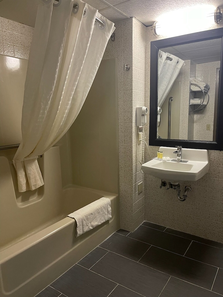 Habitación, 2 camas de matrimonio, accesible para personas con discapacidad (Tub with Grab Bars) del hotel Wingate by Wyndham Lake George. Foto 9