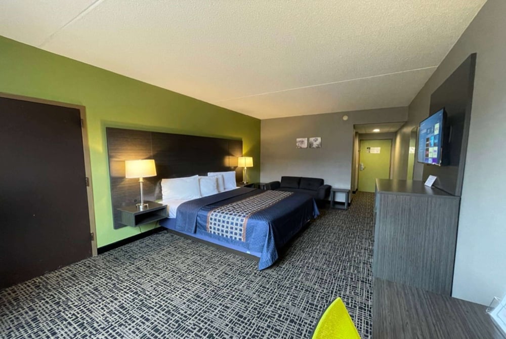 Suite, 1 cama de matrimonio grande, no fumadores del hotel Wingate by Wyndham Lake George. Foto 7