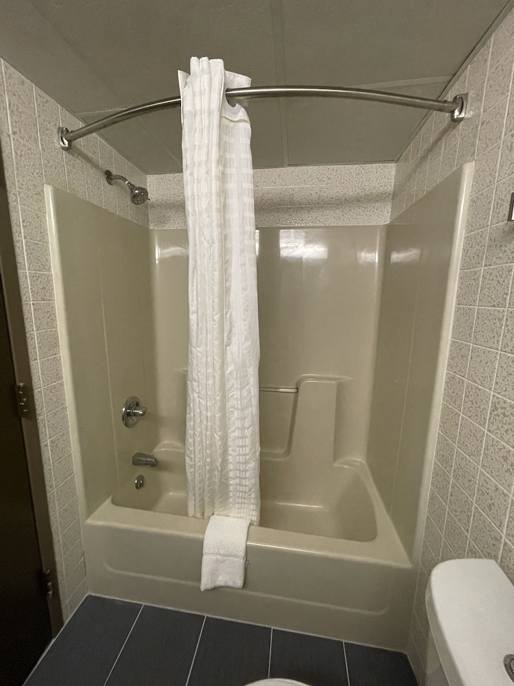 Suite Deluxe, 1 cama de matrimonio grande, no fumadores del hotel Wingate by Wyndham Lake George. Foto 5