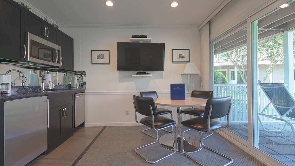 Estudio 1 Cama queen Sofá Cama incluido del hotel East Hampton House Resort. Foto 3