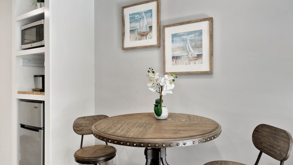 Estudio 1 Cama queen Sofá Cama incluido del hotel East Hampton House Resort. Foto 4