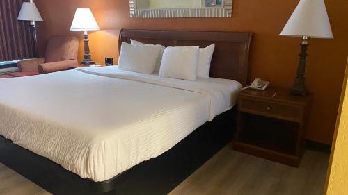 Habitación - 1 cama extragrande - No fumadores del hotel Ramada by Wyndham Rome/Verona