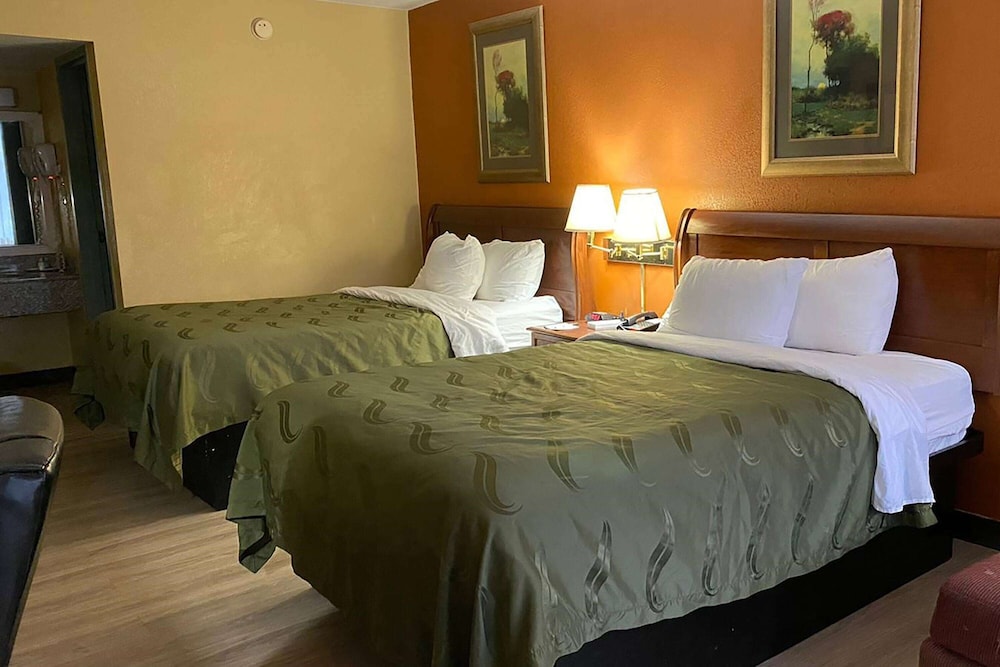 Habitación, 2 camas dobles, no fumadores, vistas a la piscina del hotel Ramada by Wyndham Rome/Verona