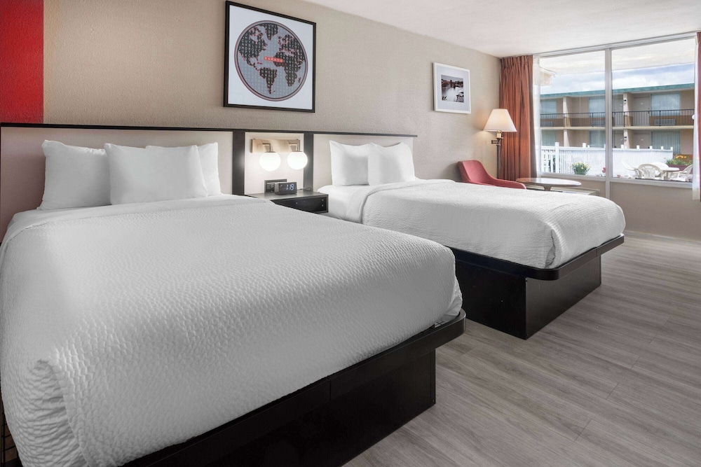 Habitación, 2 camas dobles, no fumadores, vistas a la piscina del hotel Ramada by Wyndham Rome/Verona. Foto 1