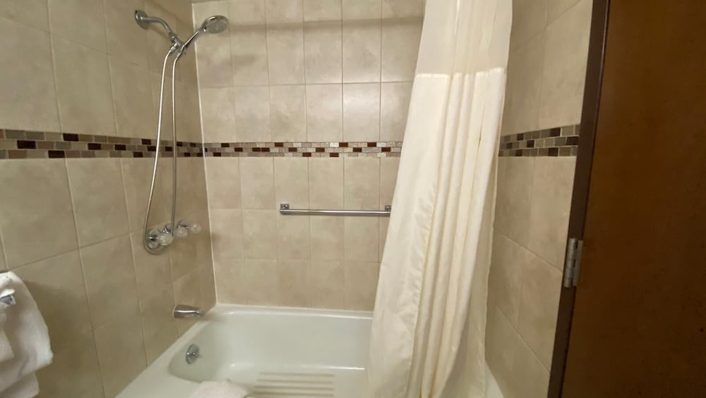 Habitación, 1 cama de matrimonio, no fumadores (Mobility, Roll - In Shower) del hotel Ramada by Wyndham Rome/Verona. Foto 1