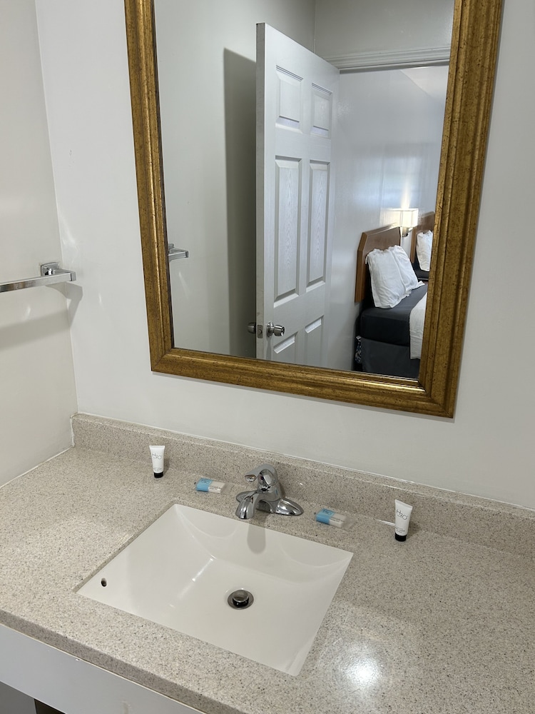 Habitación estándar, 2 camas de matrimonio del hotel Lake View Inn Lake George. Foto 4