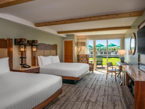 Waterfront Collection Poolside Queen del hotel High Peaks Resort. Foto 2