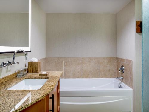 Waterfront Collection Lake View King del hotel High Peaks Resort. Foto 4