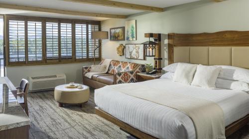 Alojamiento con cama extragrande y vistas al complejo del hotel High Peaks Resort. Foto 1