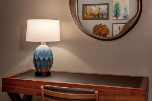 Alojamiento con cama extragrande y vistas al complejo del hotel High Peaks Resort. Foto 3