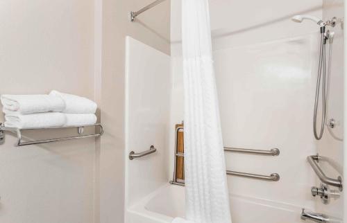 Estudio con 1 cama grande - adaptado para personas de movilidad reducida/no fumadores del hotel Extended Stay America - Long Island - Melville. Foto 4