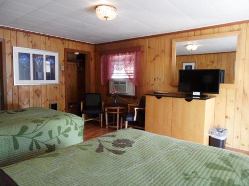 Habitación doble con sofá cama del hotel Seven Dwarfs and Cabins